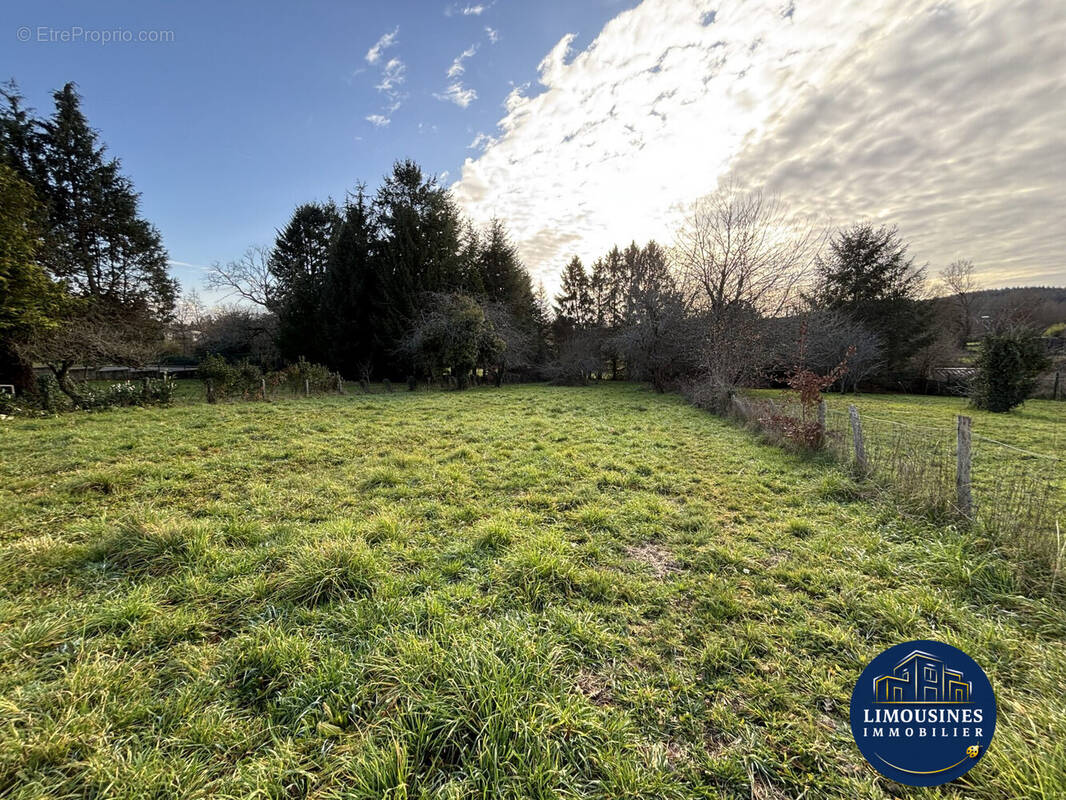 Terrain à SAINT-HILAIRE-LES-PLACES