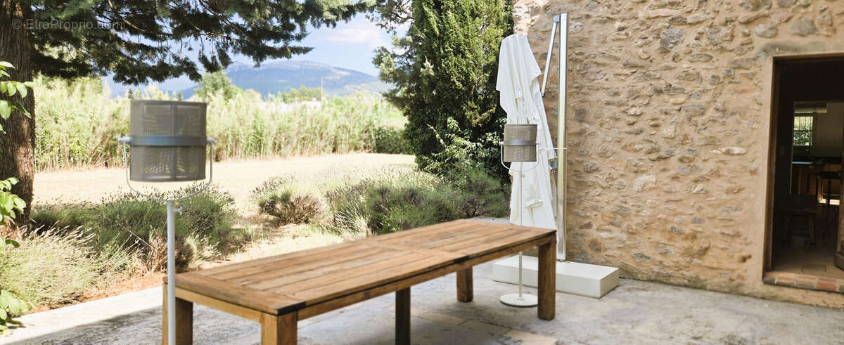 Superbe mas rénové avec piscine + option de parcelle détachable à  Trets (13) - photo 10
