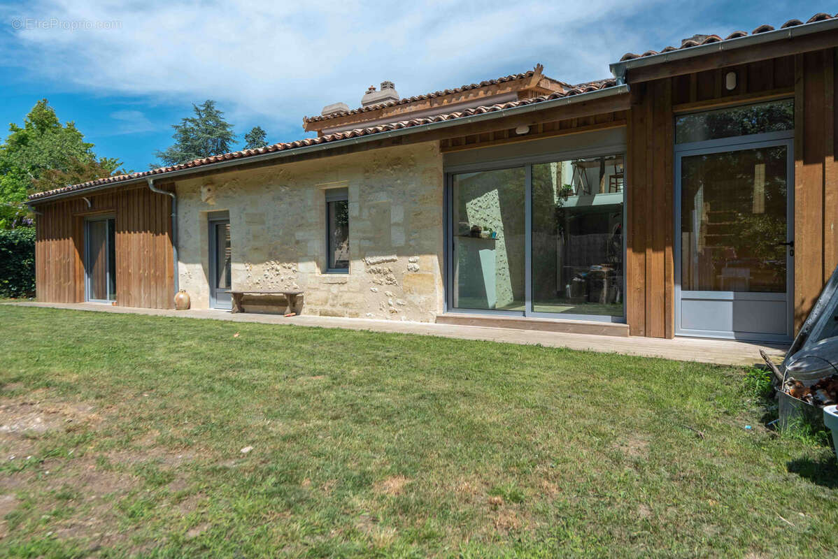 Maison en pierre atypique - 300 m2 - hab. independ. - photo 2