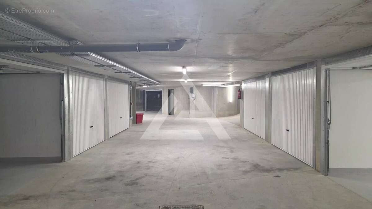 Parking à CAP-D'AIL