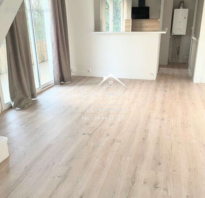 Pièce de vie avec baie vitrée à la terrasse  - Maison à CHATELLERAULT