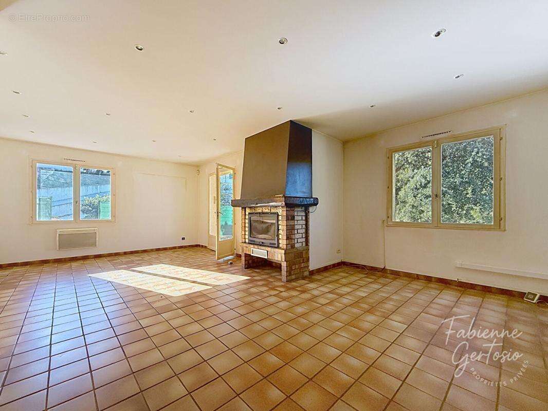 Maison à SOLLIES-VILLE