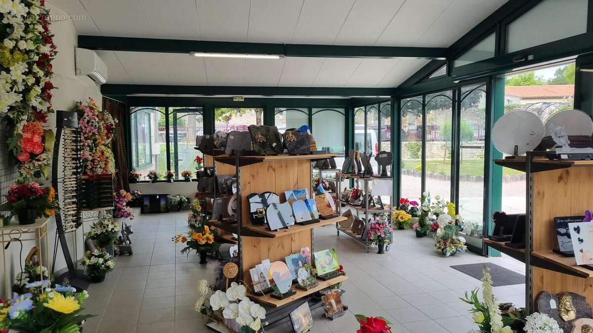 20250603151216 - Commerce à NONTRON