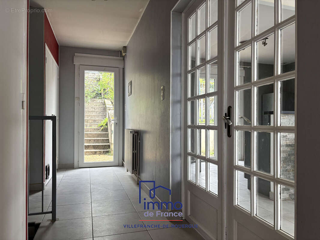 Maison T5 sur deux niveaux 128 m2 avec terrain et garage - photo 5