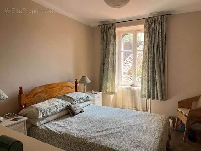 Appartement à LES SALLES-LAVAUGUYON