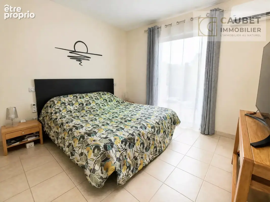 Maison familiale de 220,26 m² avec piscine et vue dégagée. - photo 10
