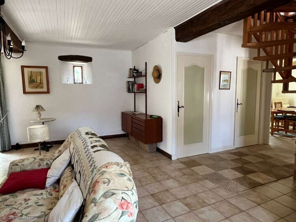 Charmante Maison en Pierre dans un Village Tranquille – Idéale comme Résidence Secondaire - photo 7