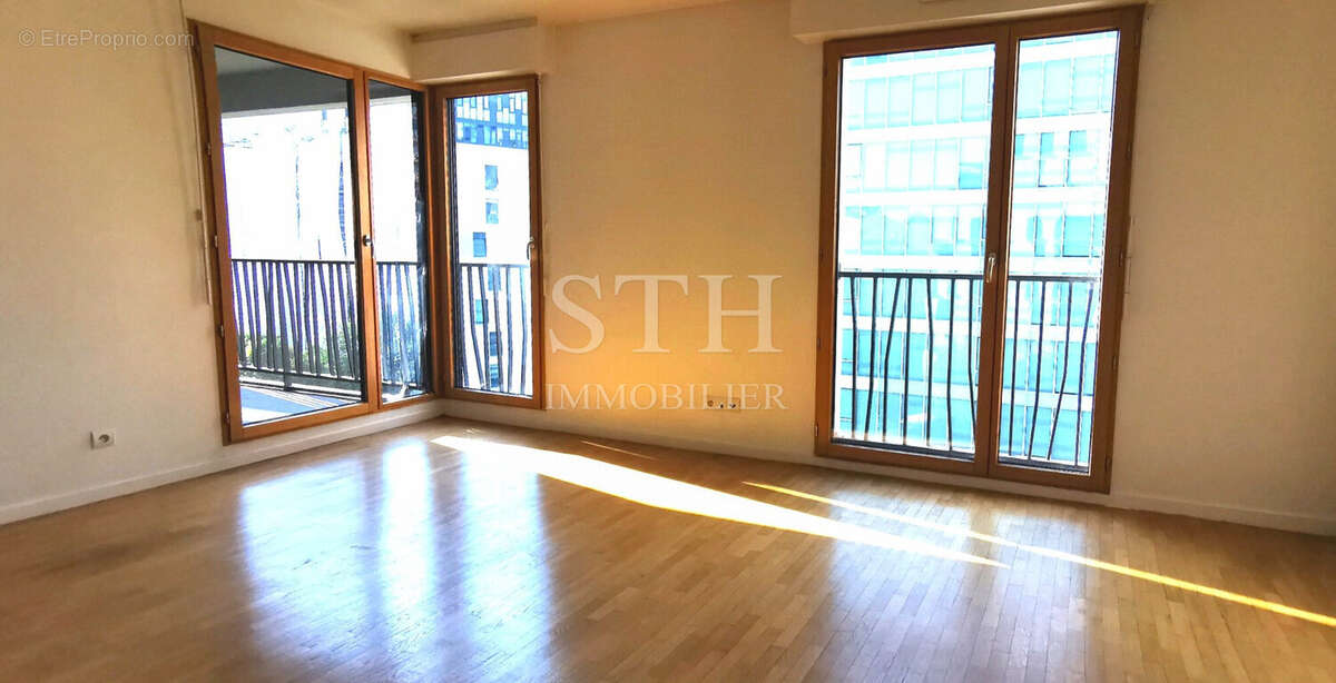 Living côté loggia - Appartement à BOULOGNE-BILLANCOURT