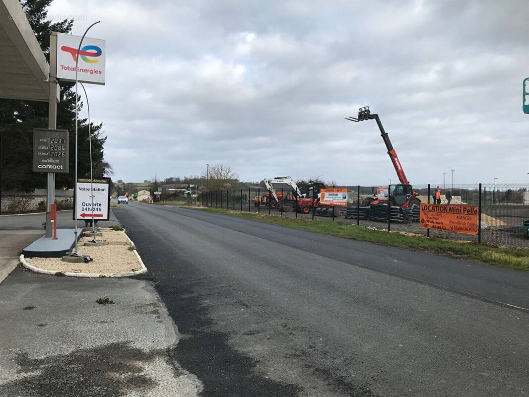 Terrain à VENDEUVRE-DU-POITOU