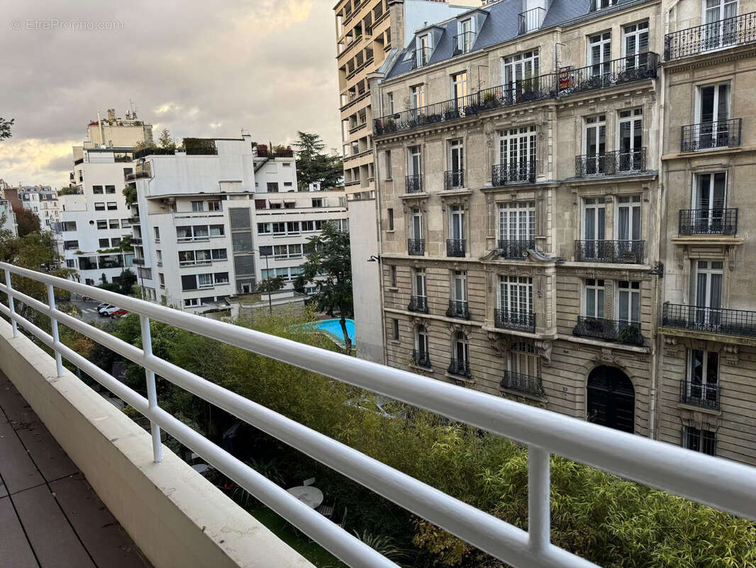 Appartement à PARIS-16E