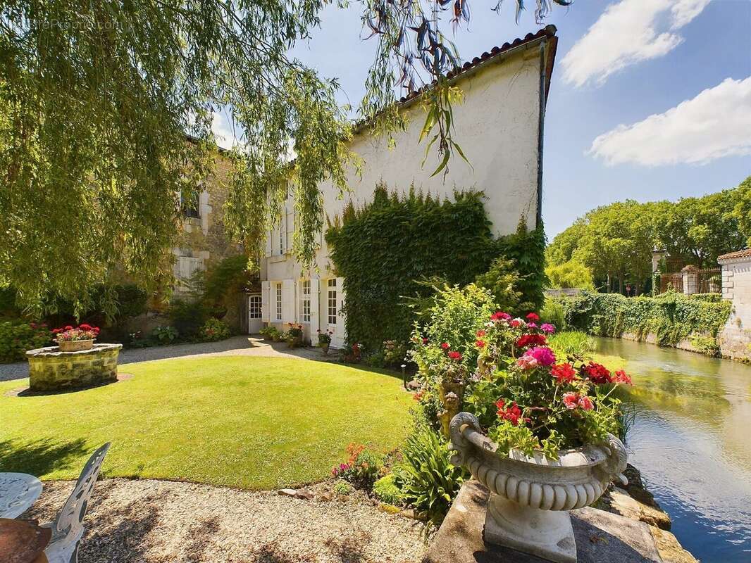 Maison à LA ROCHEBEAUCOURT-ET-ARGENTINE