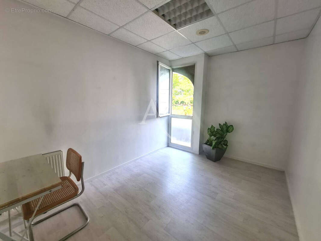 Local commercial Ozoir La Ferriere - photo 2