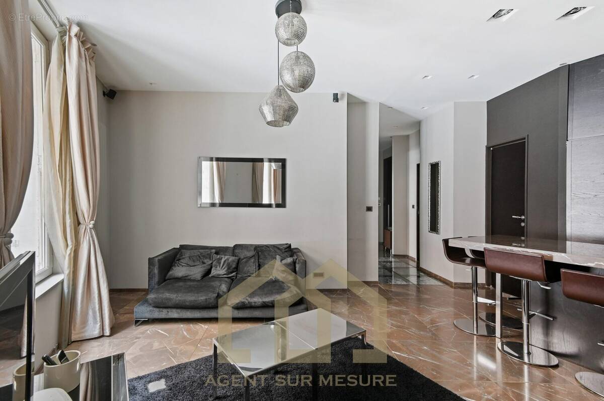Appartement à PARIS-8E
