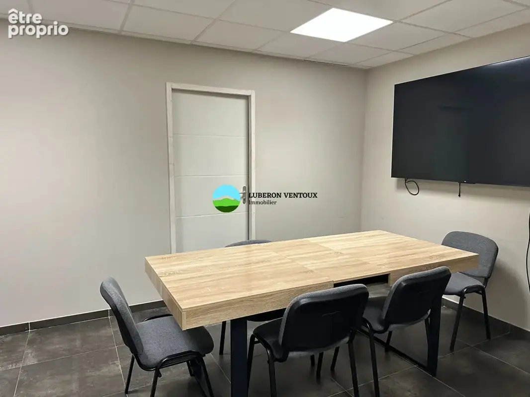 Locaux professionnels de 8 bureaux et parking - photo 10
