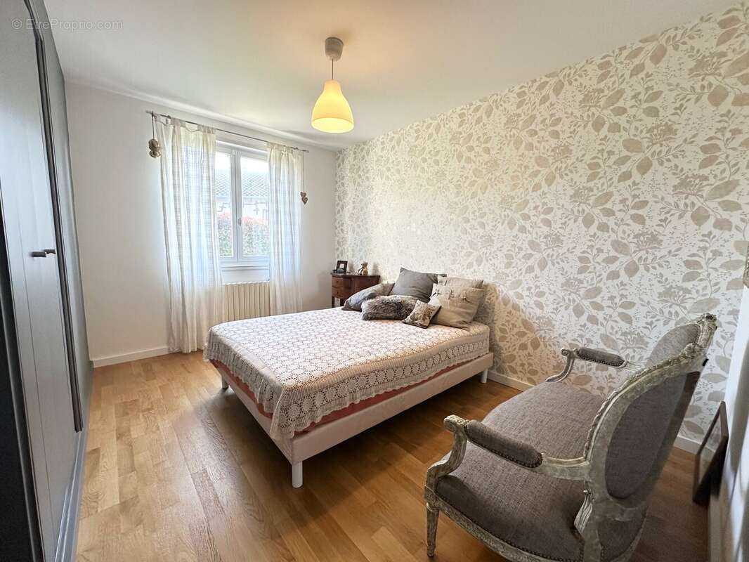 Chambre 1 : 11.7 m² - Maison à MONTREVEL-EN-BRESSE