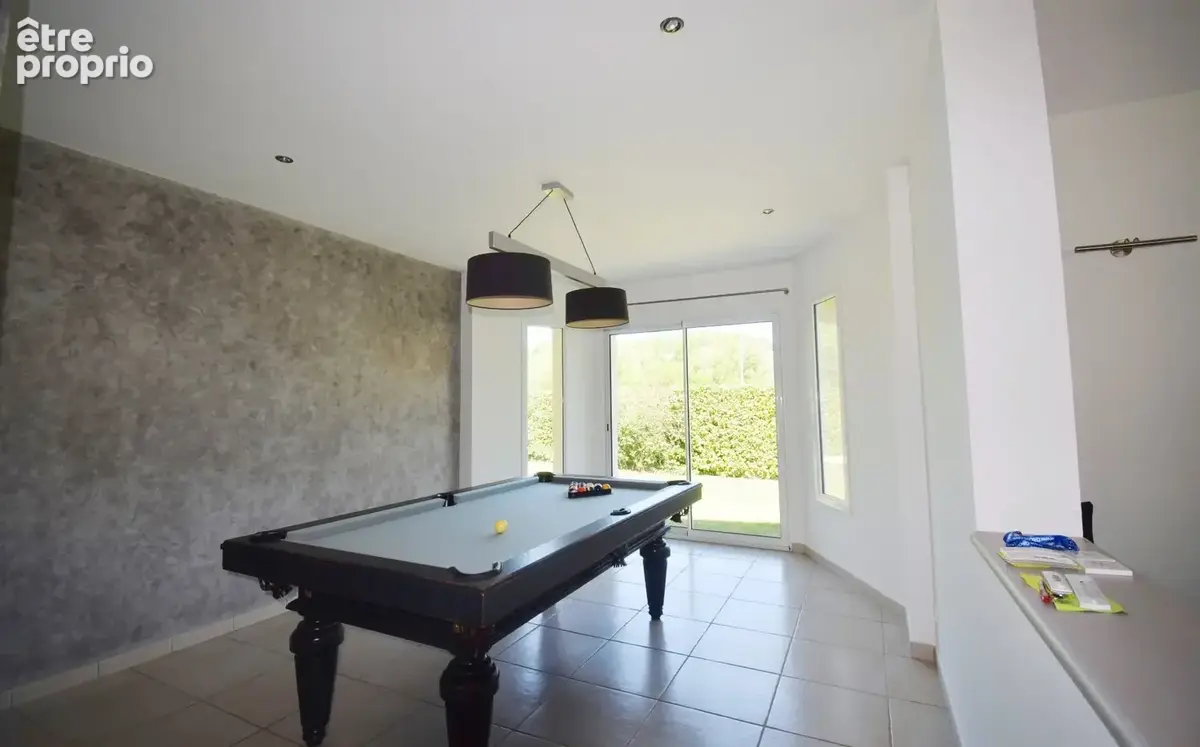À VENDRE - Maison d'architecte avec piscine, dépendance aménagée et grange sur terrain arboré à 5 minutes de Vichy - photo 3