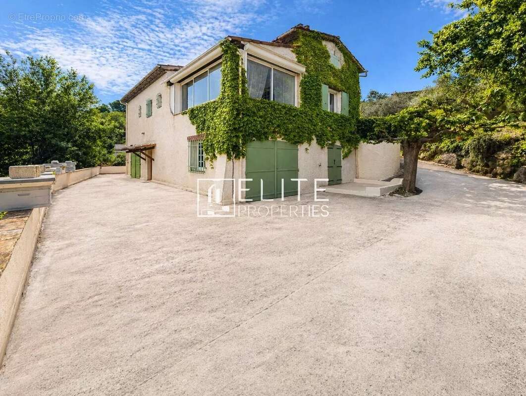 Maison à LA ROQUETTE-SUR-SIAGNE