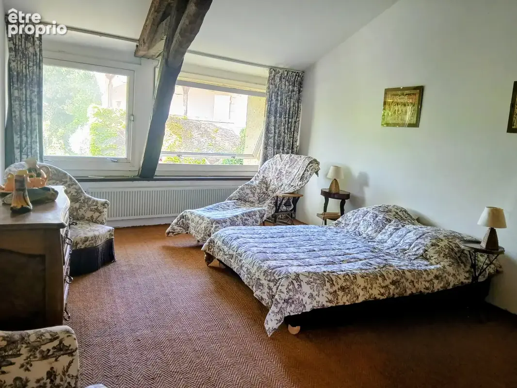 Belle propriété à rénover, comprenant un logement d'amis et offrant une vue sur un vallon boisé. - photo 6