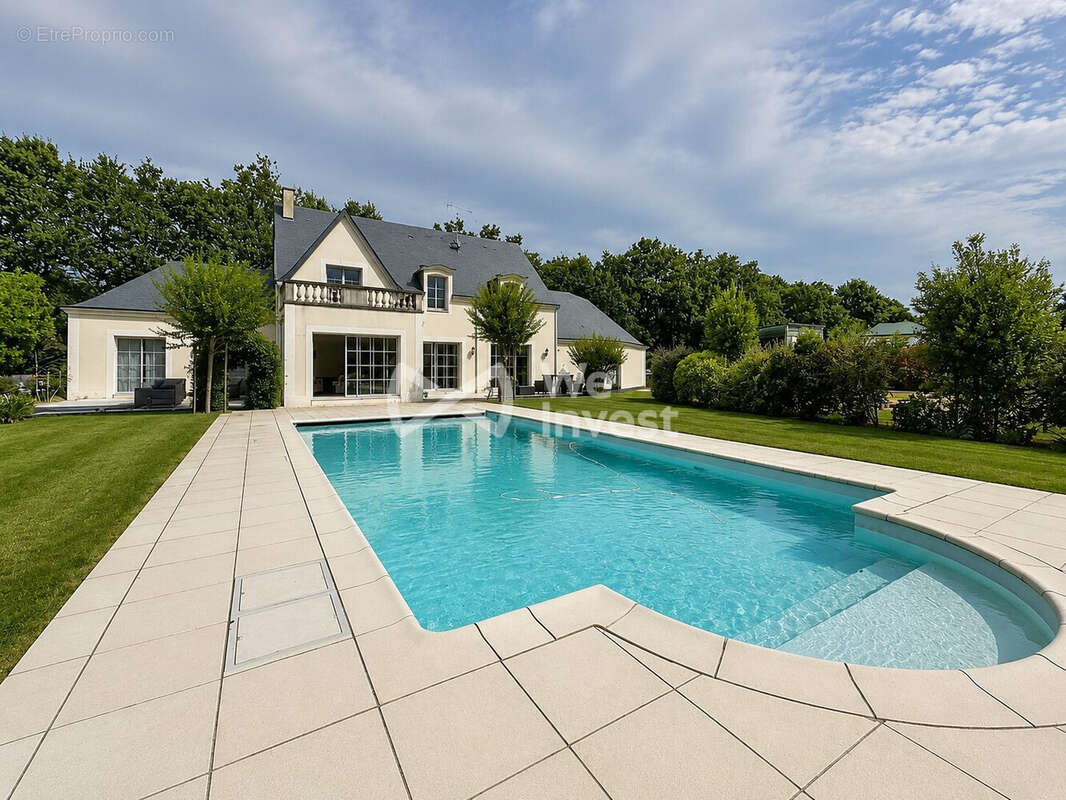 Maison 217 m² à Laval  - photo 2
