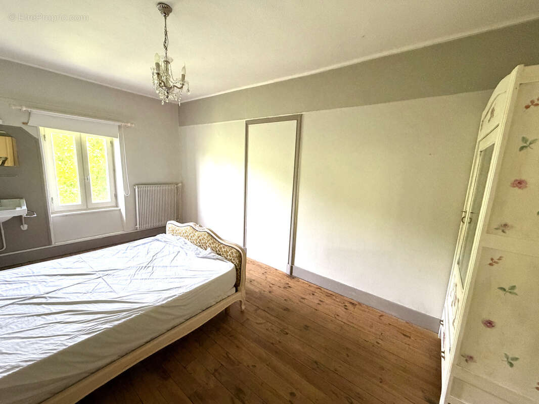 Appartement à EGLISENEUVE-D'ENTRAIGUES