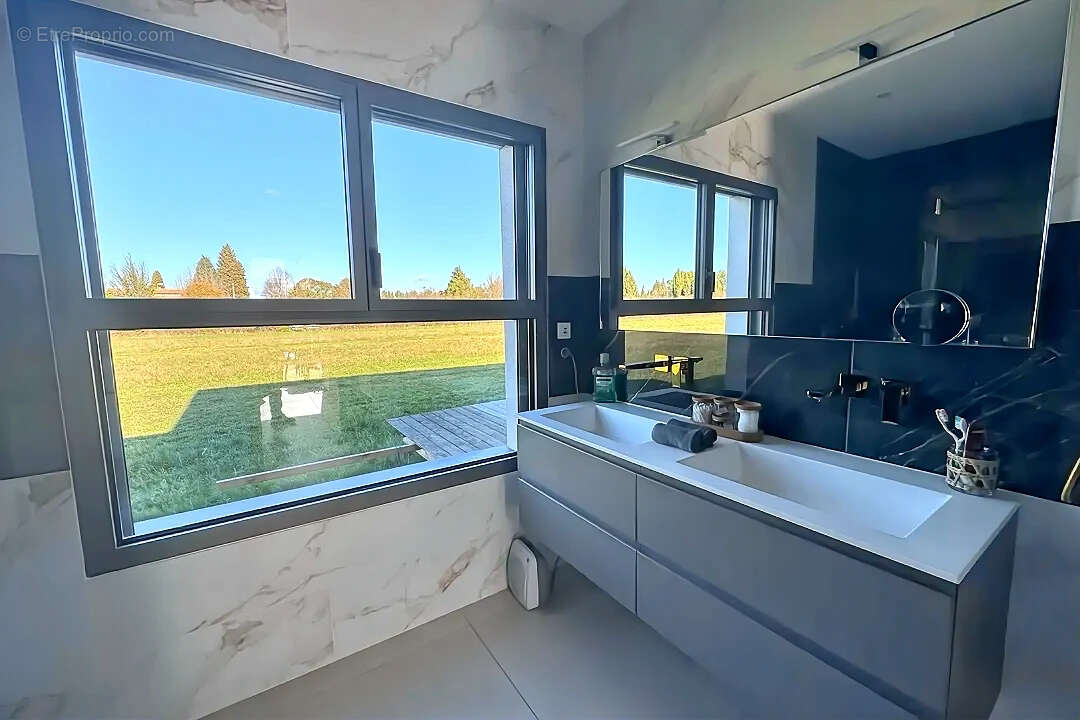 Maison à ENTRAIGUES-SUR-LA-SORGUE