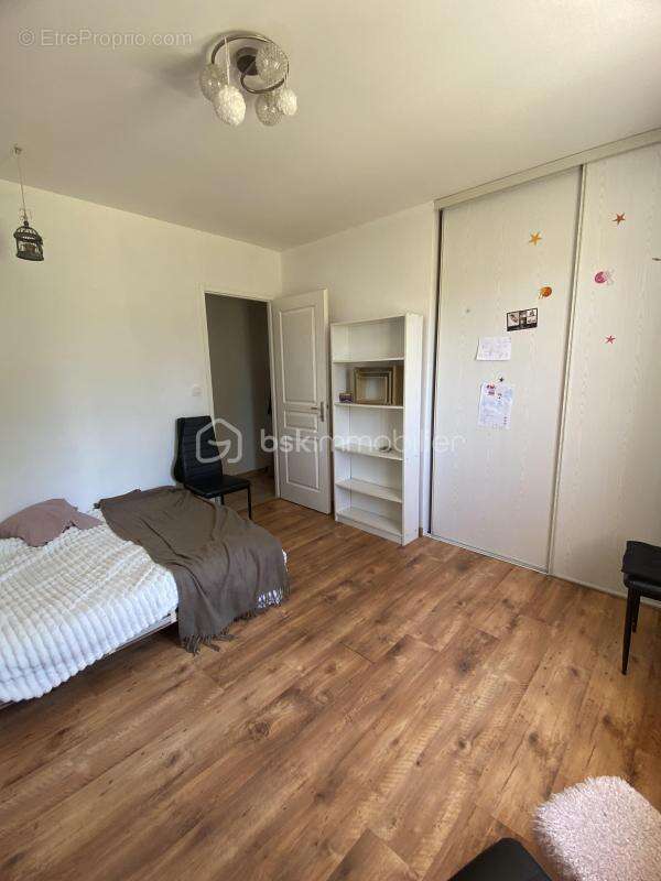 Maison familiale de plain-pied avec piscine sur près de 2000m2 de terrain - photo 12