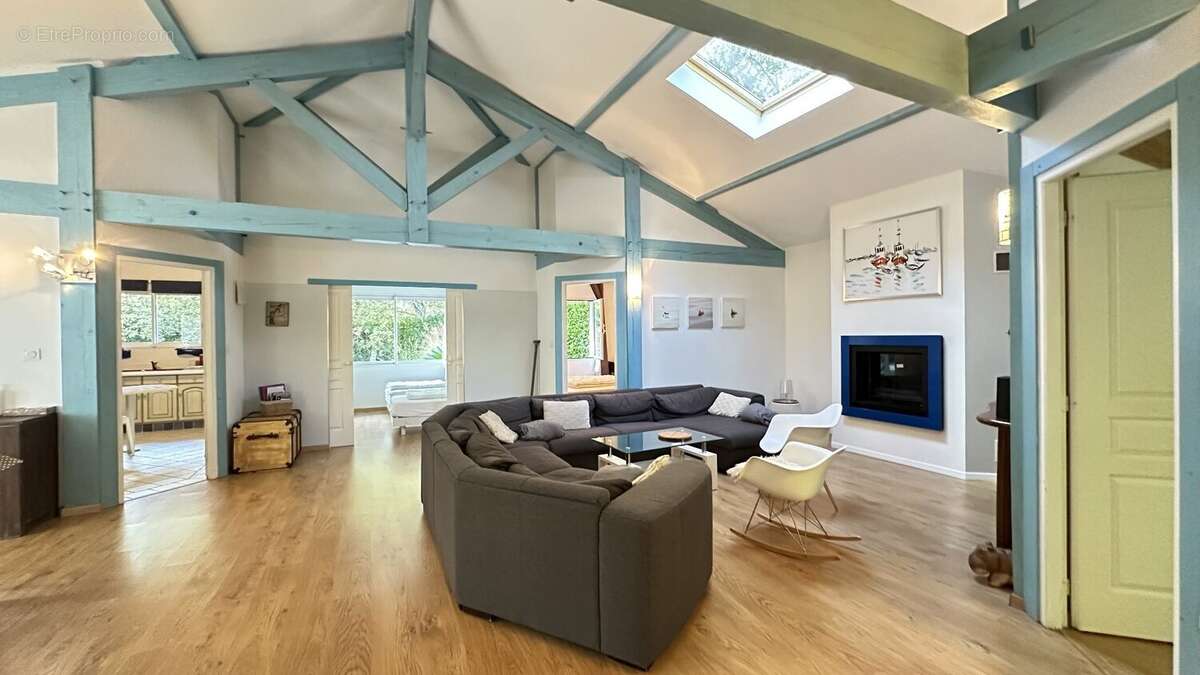 Entre Forêt Landaise et Art de Vivre  Ensemble de deux maisons sur 1638 m² de terrain boisé. - photo 6