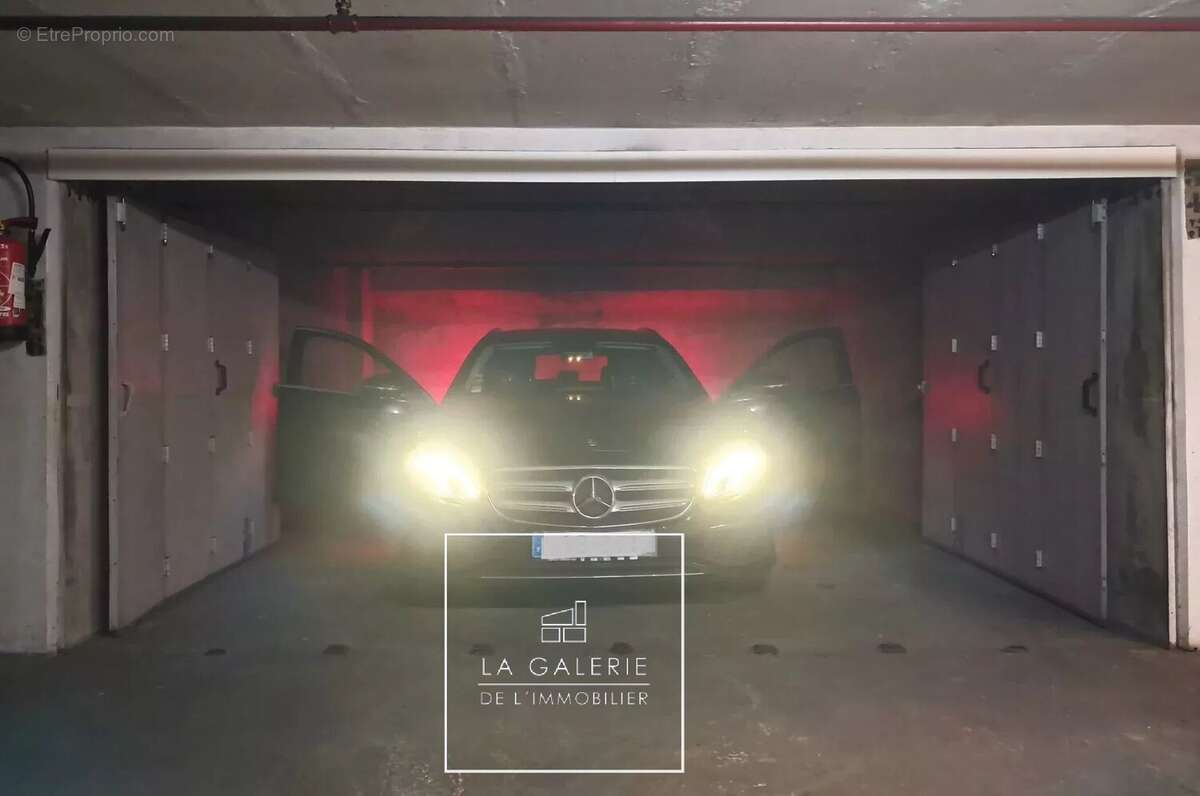 Parking à PARIS-16E