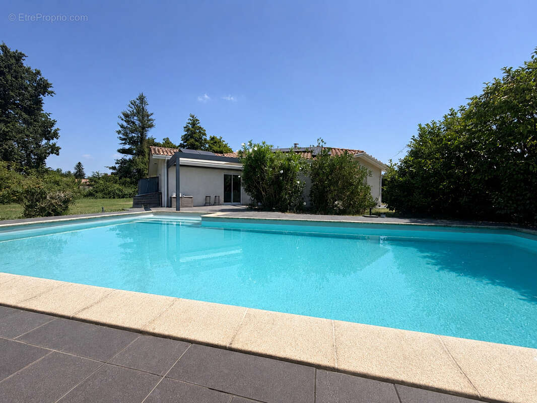À découvrir à Grenade-sur-l'Adour : une villa familiale aux beaux volumes, dans un environnement privilégié ! - photo 6
