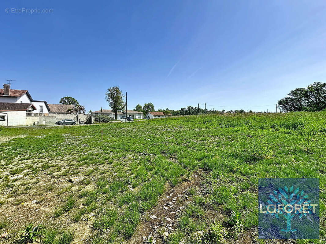 Terrain à SAUGNAC-ET-CAMBRAN