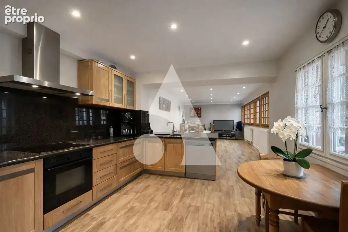 Entrepôt de plus de 250 m² + 2 Maisons - photo 7