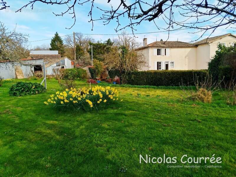 Maison à rénover – 191 m² – Fort potentiel – Environnement calme SAINT VINCENT LA CHATRE (79) - photo 2