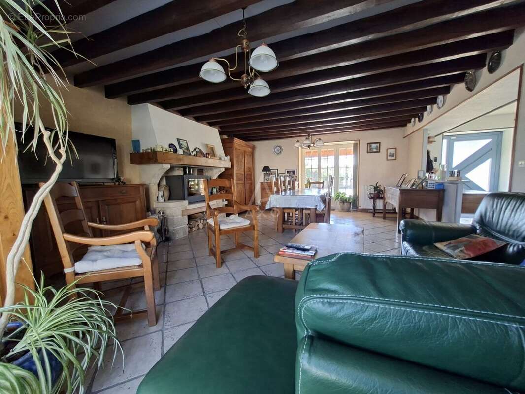 Rare sur le marché, cette belle longère de caractère de 168 m2 habitables, implatntée sur un beau terrain de 1126 m2 avec piscin - photo 6