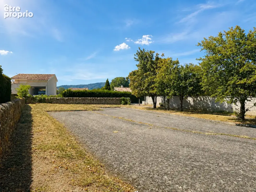 Terrain à bâtir 514 m2 viabilisé en bordure - Centre-village de MACLAS - Libre constructeur - photo 2