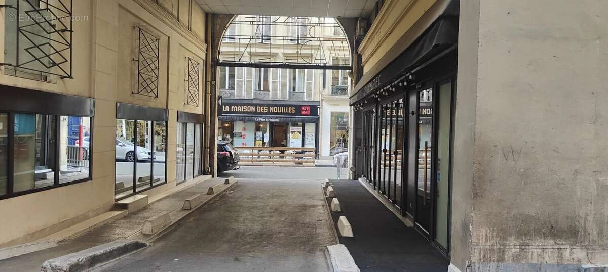 Commerce à PARIS-8E