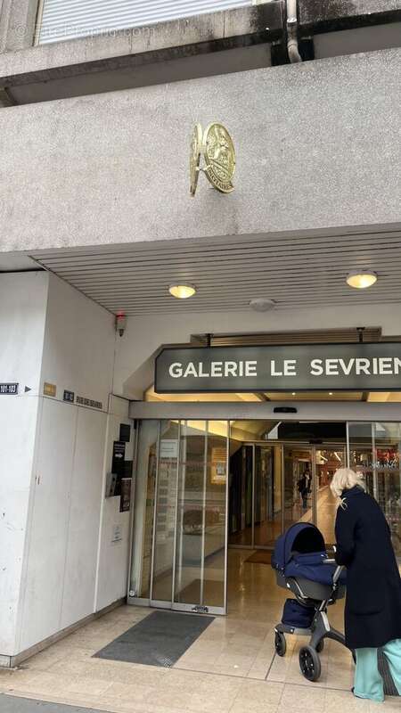 Commerce à PARIS-6E