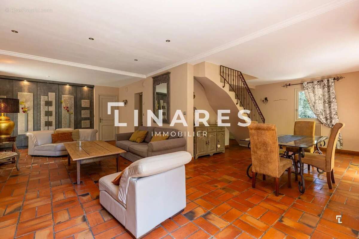 LE DOMAINE PROVENÇAL - Villa T6 de 287m² dont deux dépendances de 26m² - Piscine - Terrain de 6900m²  - 13011 EOURES - photo 11