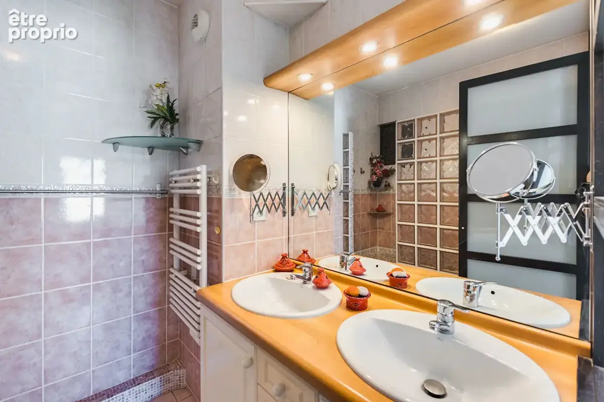 A vendre en exclusivité un appartement T4/T5 de 163 m2 avec vue mer, calanques, Notre Dame de la Garde et box/ secteur Bonnevein - photo 14