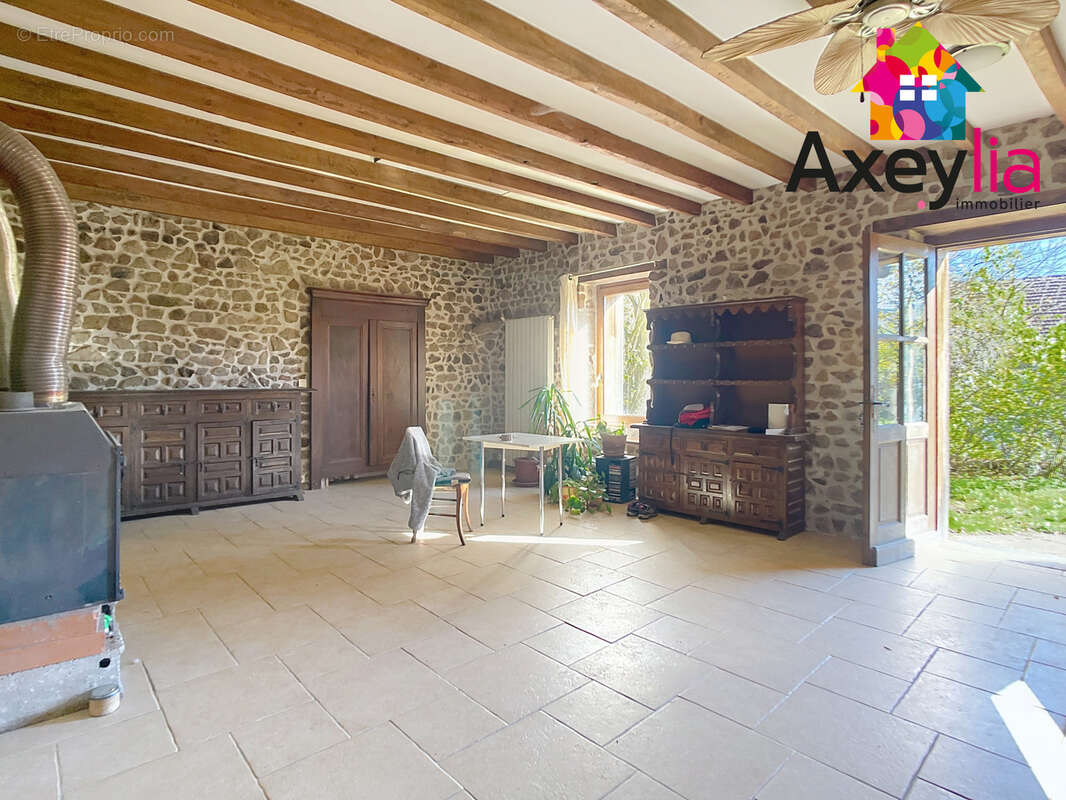 Maison à SAINT-BONNET-DES-QUARTS