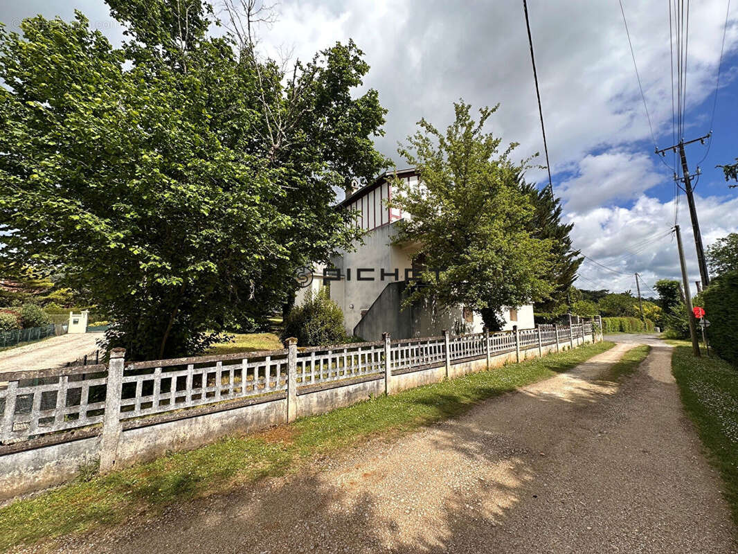 Maison à SARLIAC-SUR-L'ISLE
