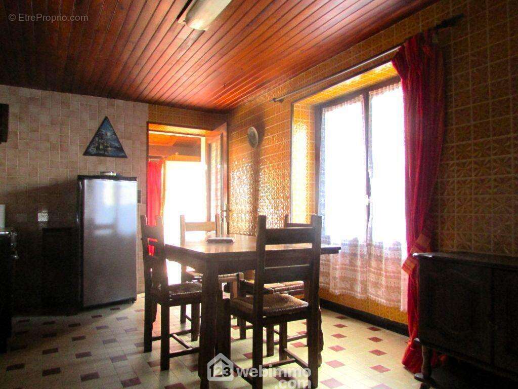 Avec fenêtre donnant sur un chemin privé. - Maison à LENCLOITRE