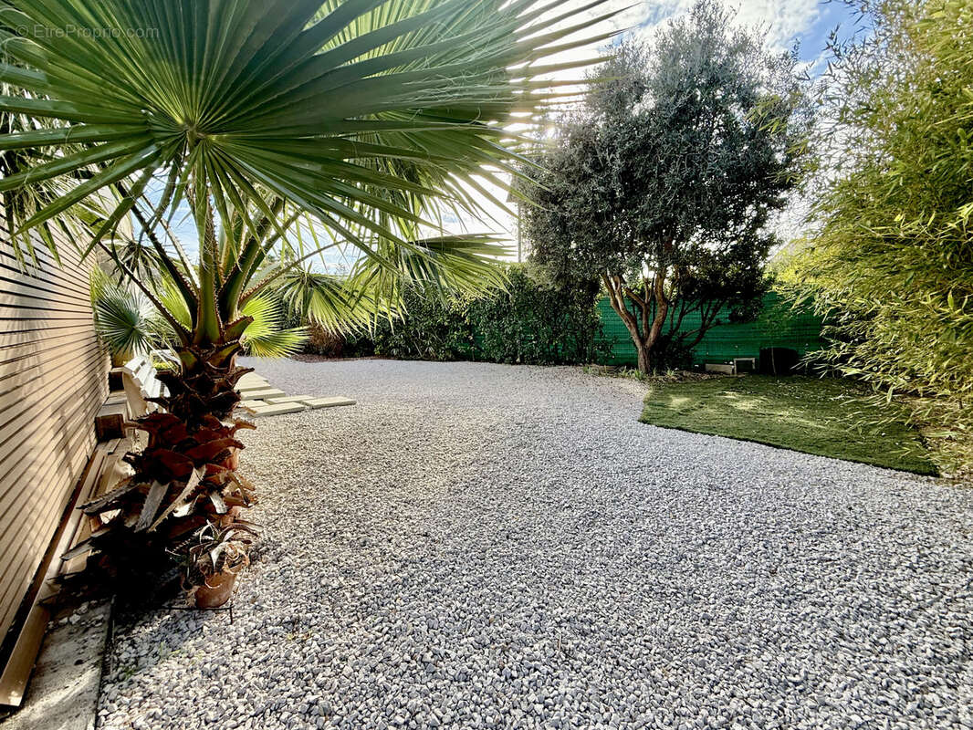 Maison à VIC-LA-GARDIOLE