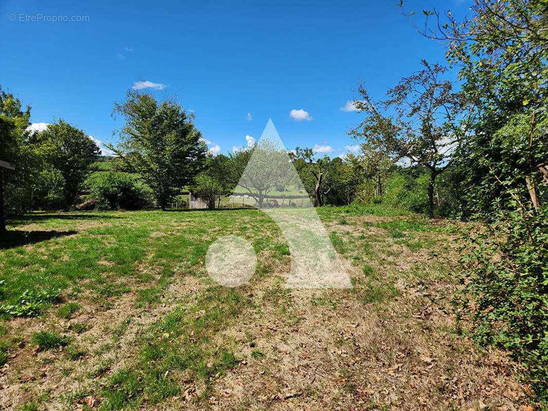 Terrain à SAINT-ROMAIN-SOUS-GOURDON