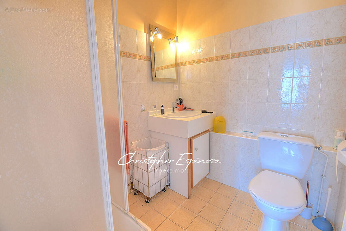 Antibes, villa jumelée de 88m2, terrain de 180m2, garage et parking privé. - photo 14
