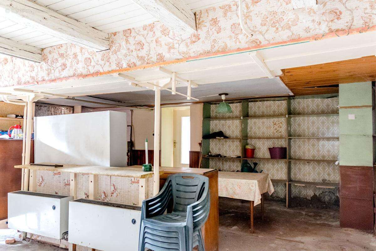 Maison à rénover avec grands volumes secteur Saulnot et belles dépendances - photo 11