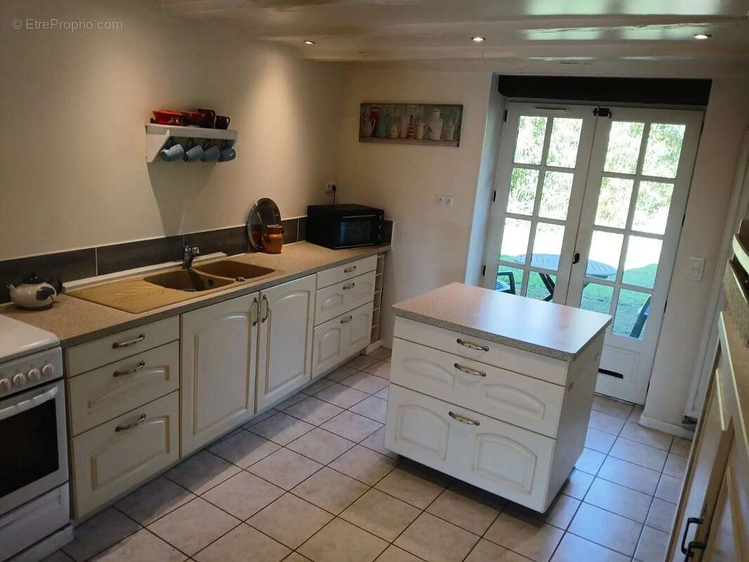Ensemble immobilier avec granges et dépendances, avec accès à la rivière, sur 2.8 Hectares - photo 5