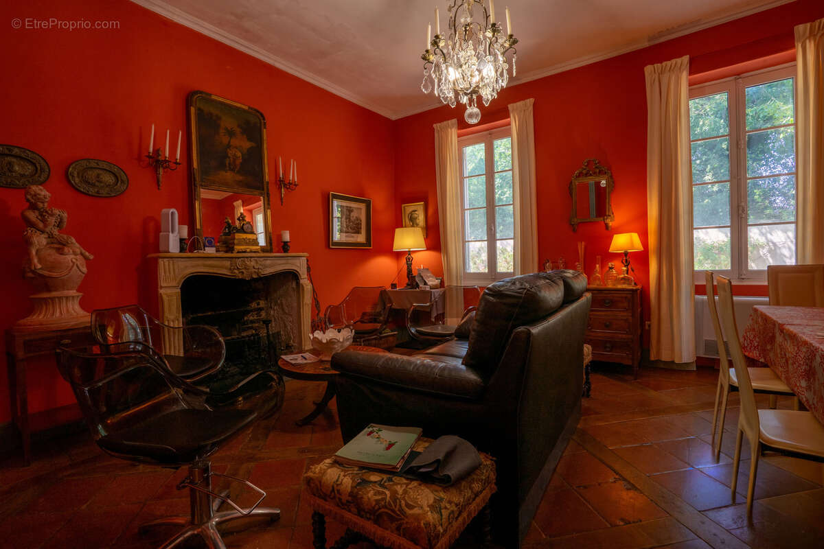 Magnifique Demeure dans le style néo paladien de 750 m2 comprenant 9 suites et 3 chambres avec un terrain de 1 - photo 13