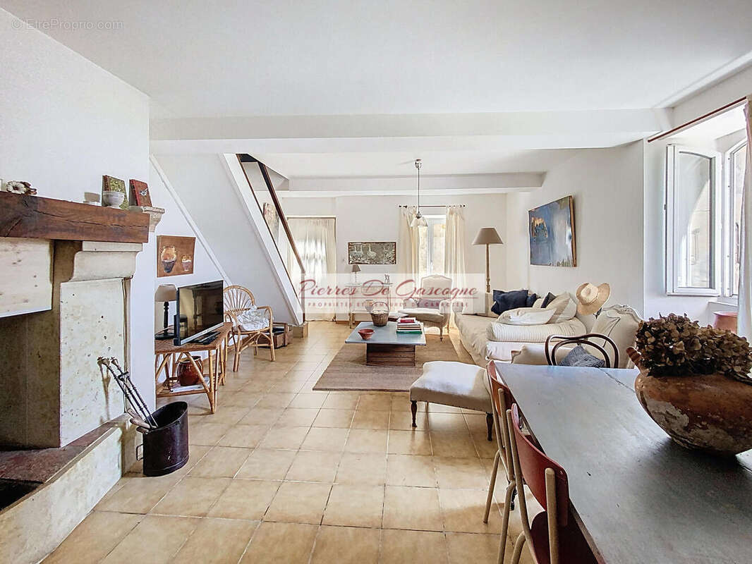 Maison à VIC-FEZENSAC