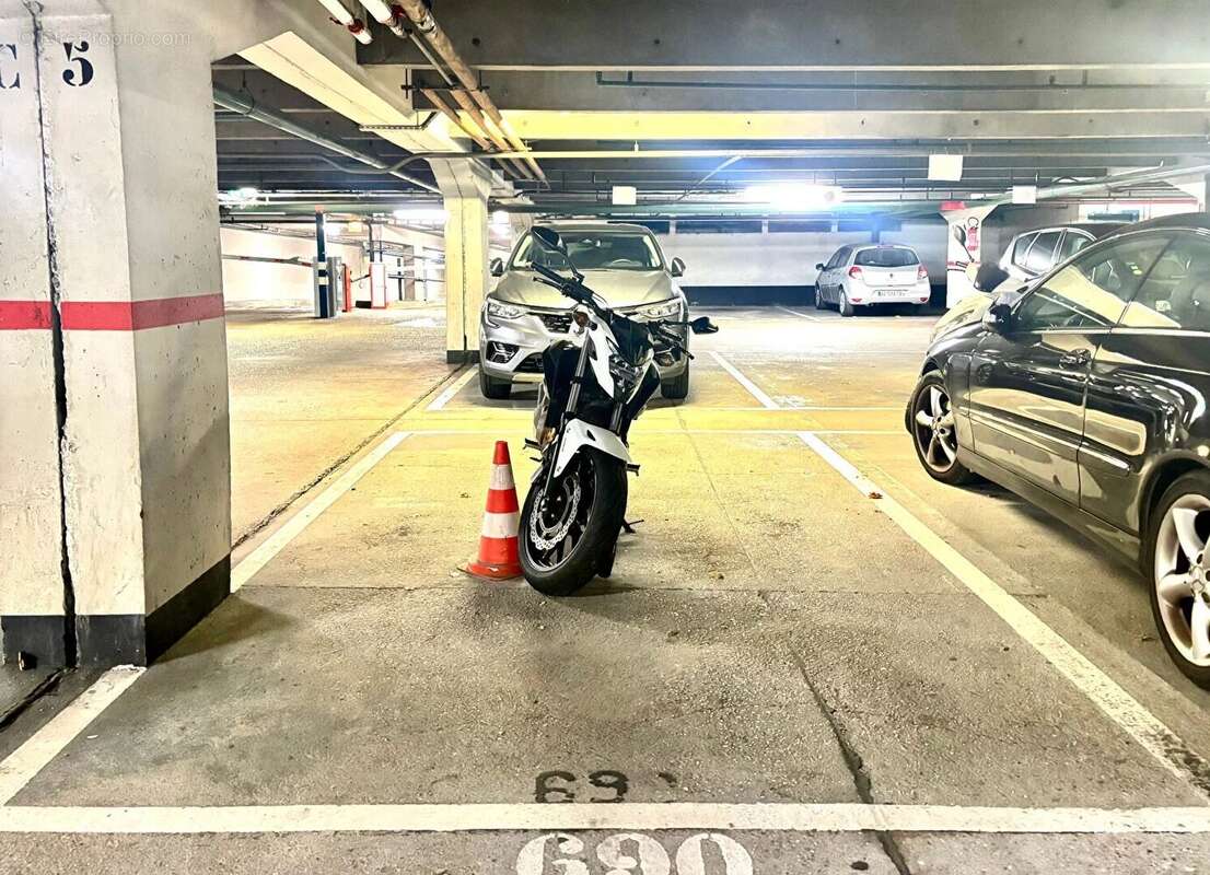 Parking à COURBEVOIE