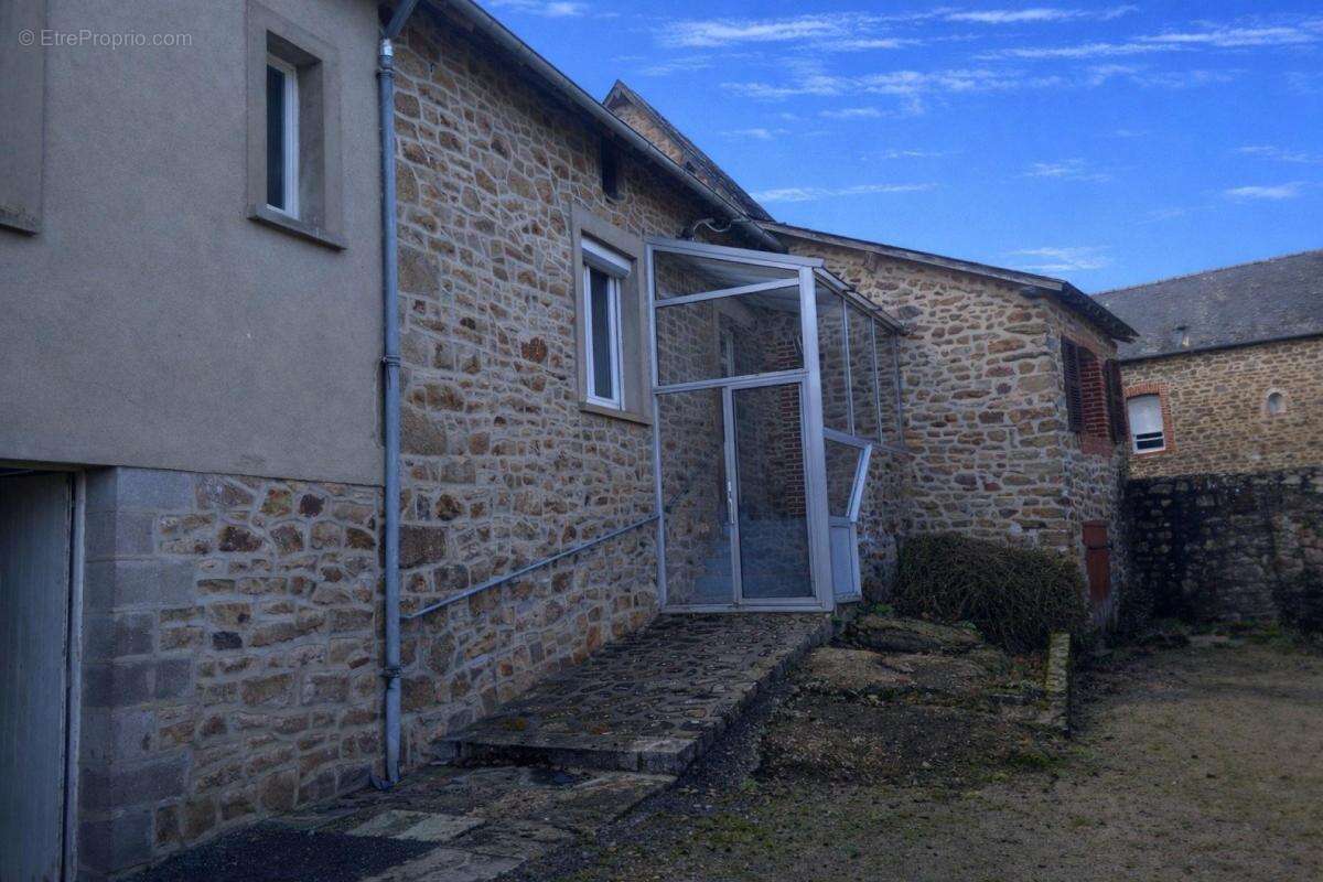Maison à LA BAZOGE-MONTPINCON